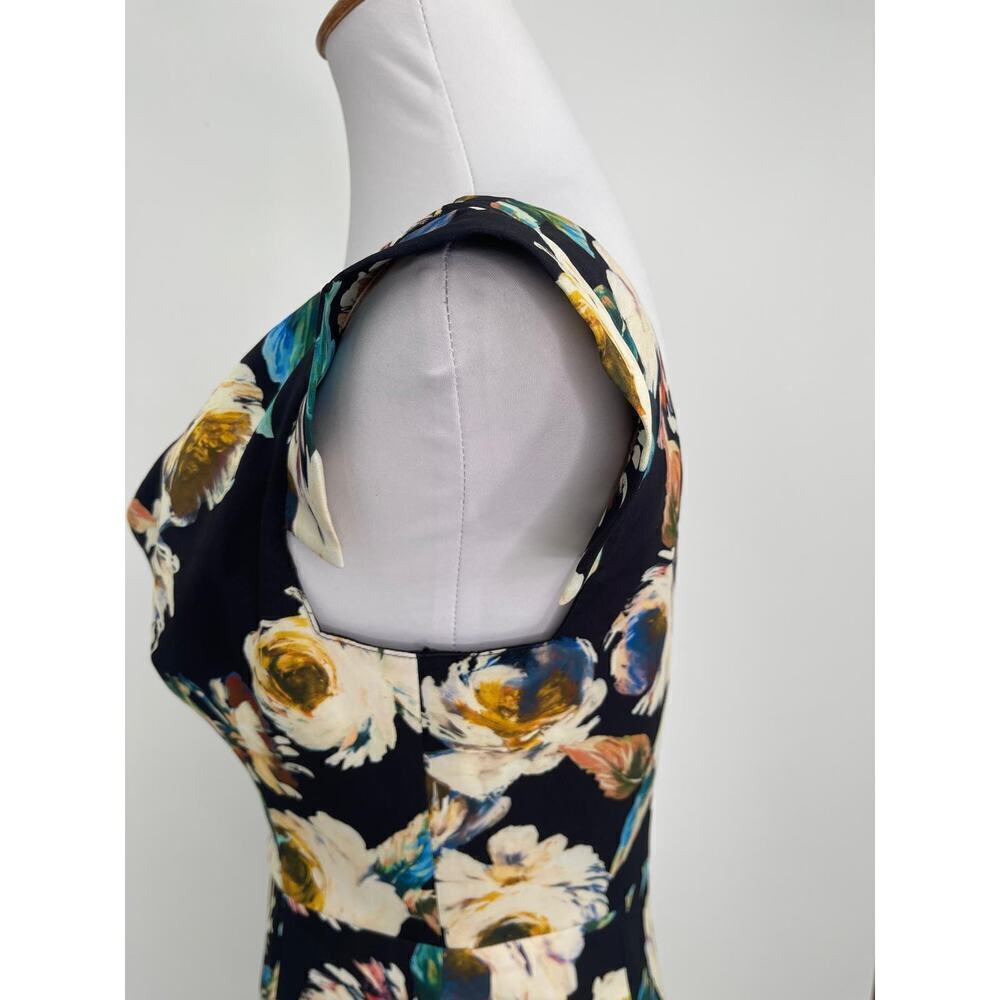 Black Halo Jackie O Sheath Holographic Floral Print
Black Knee Length Dress 6 - Picture 5 of 10